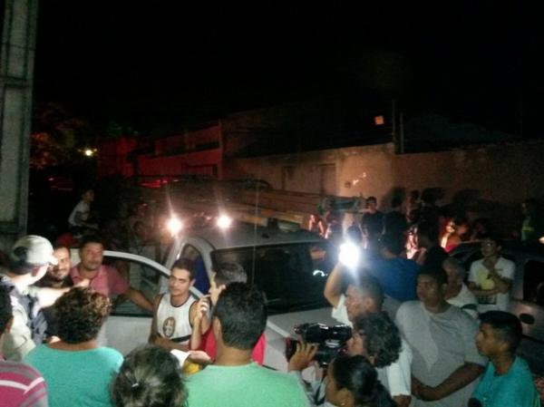 Sem energia, moradores apreendem carros da Eletrobras e PM é acionada