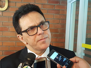José Santana vai assumir senado no lugar de Regina Sousa