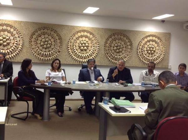 Gustavo Neiva comanda reuniões na CCJ para limpar a pauta