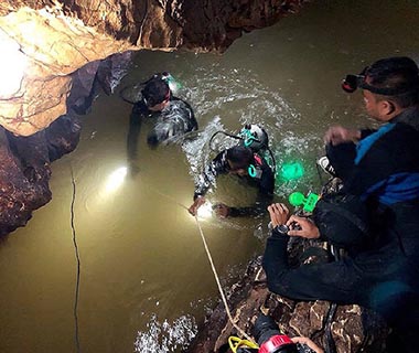 Após 18 dias, Tailândia resgata 12 garotos e treinador presos em caverna