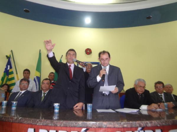 Gilberto J&uacute;nior tomou posse da prefeitura de Floriano.(Imagem:FlorianoNews)