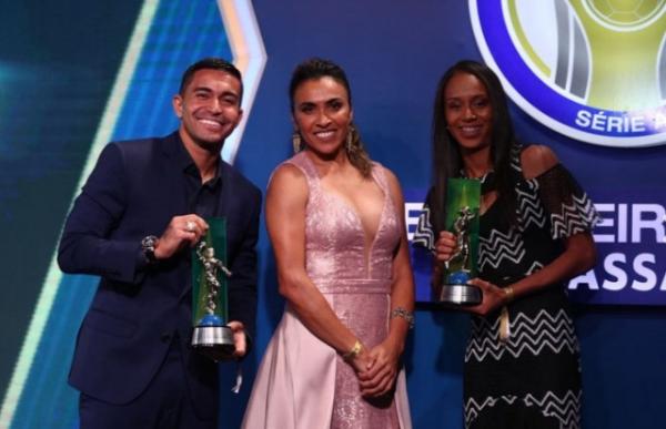 Adriana é eleita a melhor do ano e Renê o lateral do Brasileirão