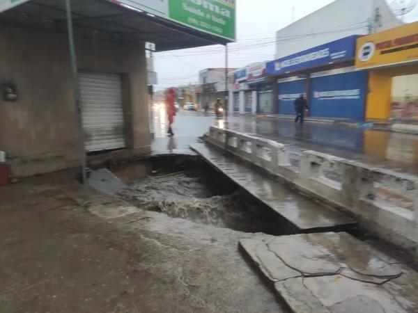 Chuva em Floriano causa alagamentos, moto cai em bueiro e teto de clínica desaba