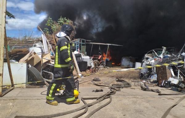 Forte incêndio atinge galpão de sucata na Zona Sul de Teresina