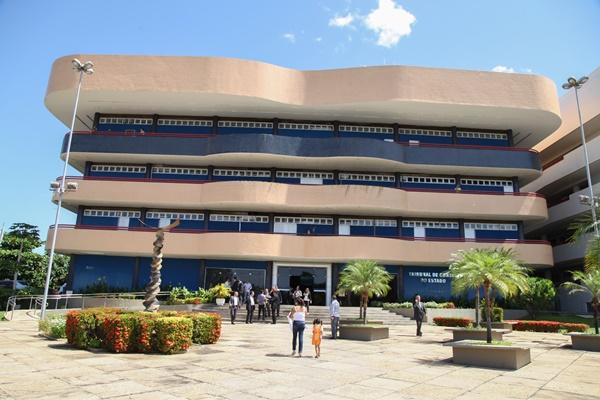 Ex-prefeito e ex-secretária da Educação são denunciados ao TCE por desvio