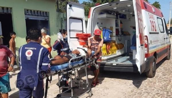 Crime: Jovem é esfaqueado no pescoço e nos braços no litoral