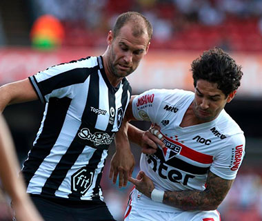 Pato estreia e São Paulo bate Botafogo no Morumbi
