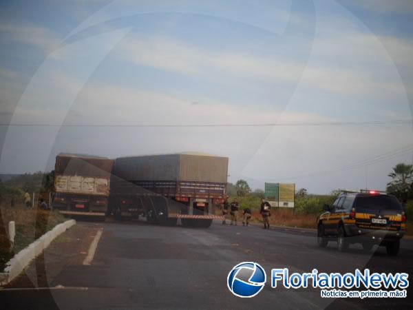 Carretas colidem lateralmente no trevo do Paracati.(Imagem:FlorianoNews)