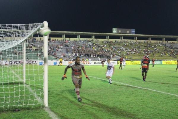 Goleiro teve muito trabalho para tentar conter as investidas do ataque do Galo.(Imagem:Ant&ocirc;nio Fontes/GloboEsporte.com)
