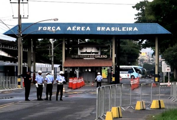 &Ocirc;nibus da Sele&ccedil;&atilde;o espera pelo jogadores na base a&eacute;rea do Gale&atilde;o.(Imagem:Marcelo Baltar)