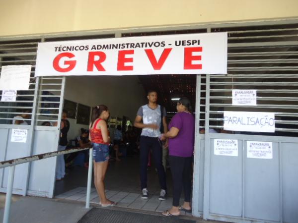 Primeiro dia de greve dos t&eacute;cnicos administrativos da UESPI &eacute; marcado por filas em Floriano.(Imagem:FlorianoNews)