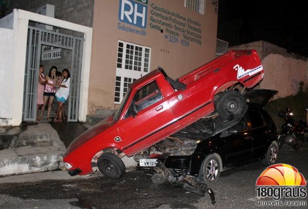 Carro fica com frente destru&iacute;da ap&oacute;s estudante perder controle(Imagem:180graus)