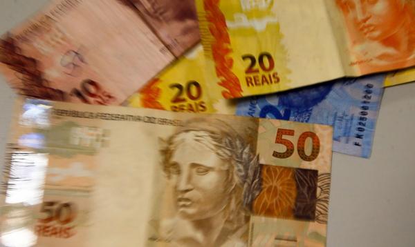 Após abandonar "meta flexível", governo prevê rombo de R$ 232 bilhões em 2021