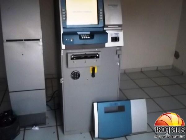 Bandidos tentaram arrombar caixa eletrônico