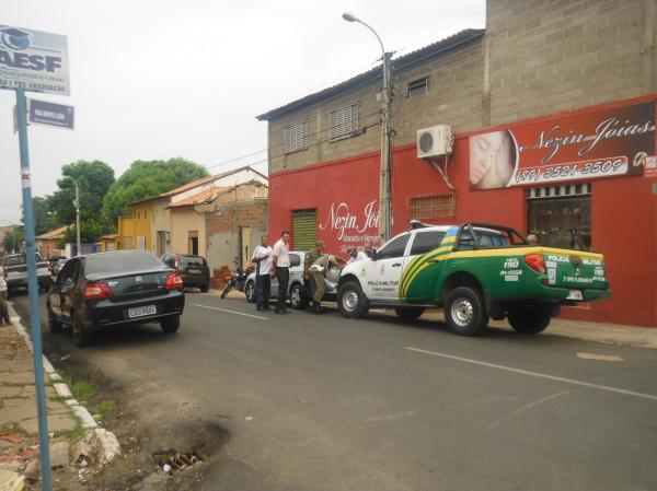 Colis&atilde;o envolve viatura da Pol&iacute;cia Militar no centro de Floriano.(Imagem:FlorianoNews)