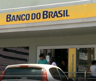 Polícia investiga sequestro relâmpago e roubo de R$ 800 mil em banco