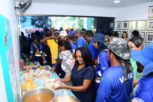 Prefeitura de Floriano realiza caf&eacute; da manh&atilde; em homenagem ao Dia do Gari(Imagem:Secom)