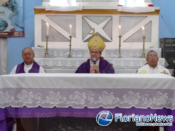 Pe. Aristides Ferreira toma posse como p&aacute;roco de Nazar&eacute; do Piau&iacute;.(Imagem:FlorianoNews)