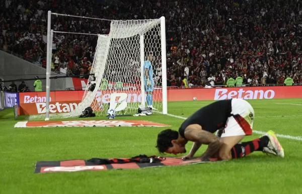Pedro comemora gol no Flamengo x Fluminense.(Imagem: Andr&eacute; Dur&atilde;o)