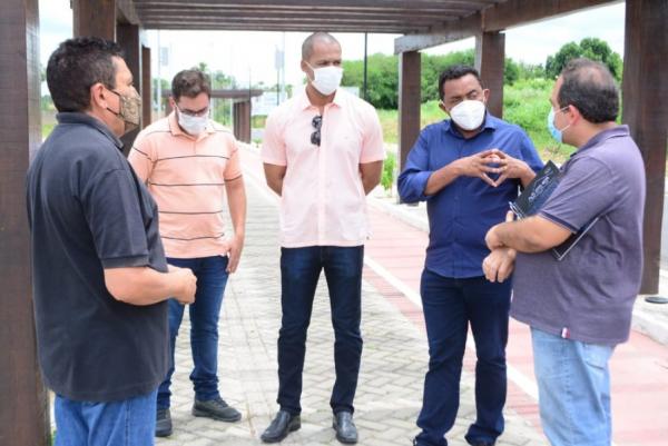 Prefeito Joel recebe equipe técnica da CODEVASF para visita a obra da Av. Fauzer Bucar