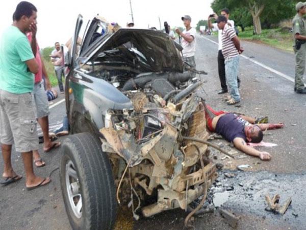 Colis&atilde;o entre &ocirc;nibus e Hilux deixa sete mortos(Imagem:Divulga&ccedil;&atilde;o)