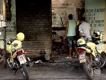 Incêndio destrói veículo e loja de peças de motocicleta em Teresina