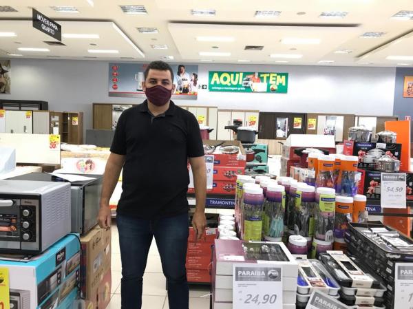 Bezerra, chefe do setor de m&oacute;veis e eletrodom&eacute;sticos.(Imagem:FlorianoNews)