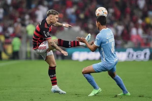 Varela disputa bola em Flamengo x Bolivar (Imagem:Alexandre Dur&atilde;o)
