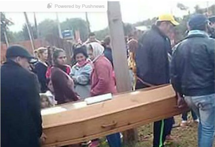 Jovem dado como morto aparece no próprio funeral