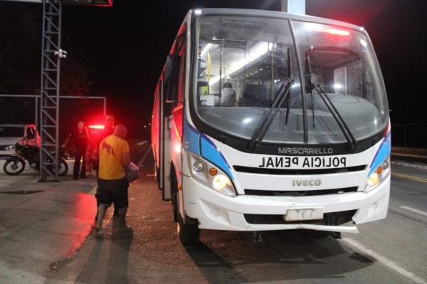 Ônibus com detentos portando drogas e celulares é apreendido na BR 343 no Piauí
