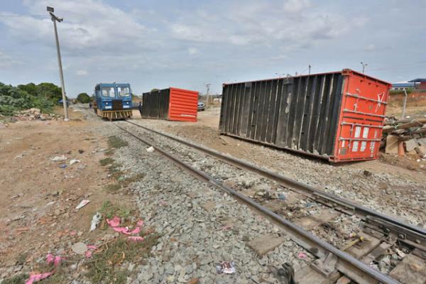 Vag&otilde;es de trem da Transnordestina descarrilam e tombam em Teresina.(Imagem:Francinaldopublicidades)
