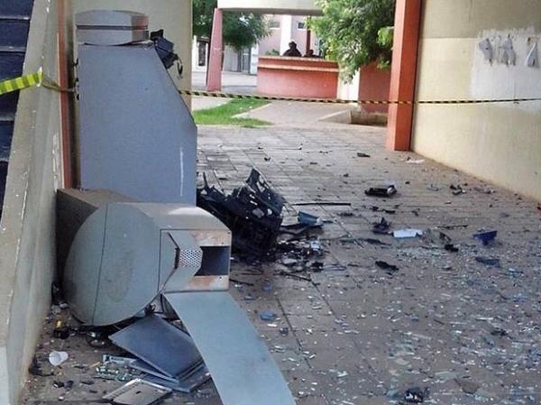 Bandidos explodem caixa eletrônico e agência na prefeitura de Picos