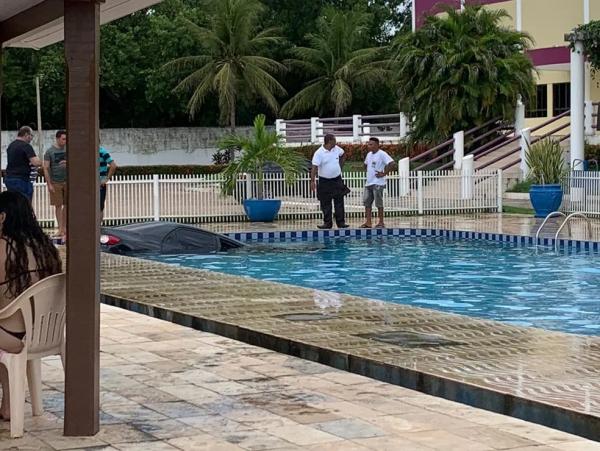 Carro invade piscina de hotel e quase atropela crianças no Sul do Piauí