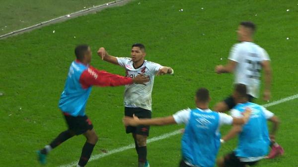 Colorados criticam postura de Edenílson e Sobis em segundo gol do Athletico
