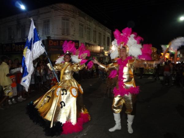 Desfiles de escolas de samba alegram a Av. Get&uacute;lio Vargas. (Imagem:FlorianoNews)