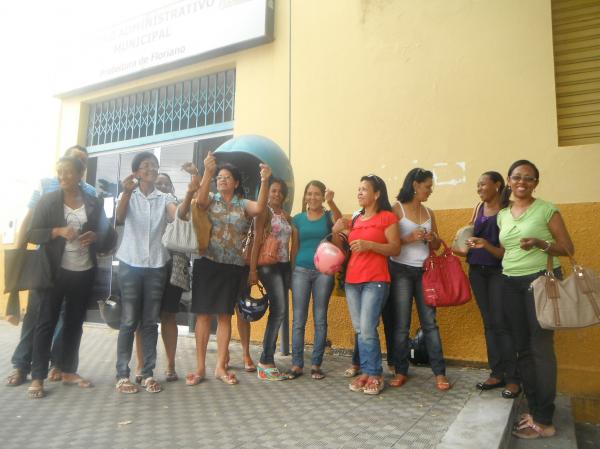 Professores municipais reivindicam pagamentos de sal&aacute;rios.(Imagem:FlorianoNews)