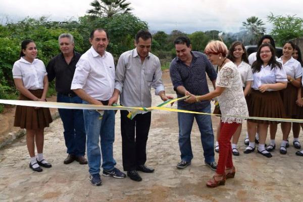 Prefeito de Floriano inaugura cal&ccedil;amento da Rua S&atilde;o Jos&eacute;.(Imagem:Waldemir Miranda)