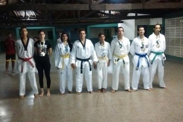 Professor Coimbra J&uacute;nior, faixa preta ao centro, com sua equipe que disputou o Brasileiro.(Imagem: Wenner Tito )