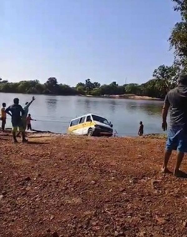 Van cai em rio ao esperar por balsa para realizar travessia do Maranhão para o Piauí