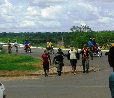 Homem tenta fugir de blitz e é preso pela PM