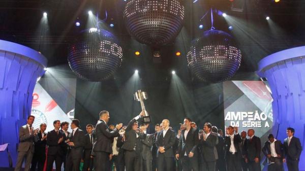 Sob aplausos de Ronaldo, corintianos erguem o trof&eacute;u do Brasileiro.(Imagem:Gustavo Tilio / Globoesporte.com)