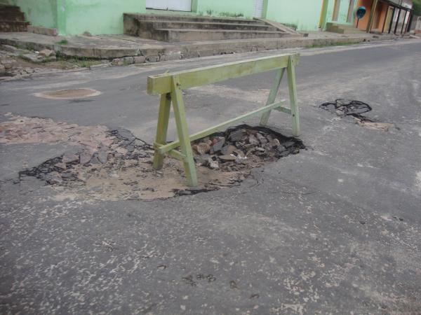 Buracos nas ruas(Imagem:reda&ccedil;&atilde;o)
