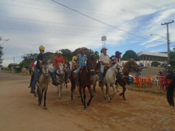 Tradicional cavalgada reúne cavaleiros e amazonas em Floriano