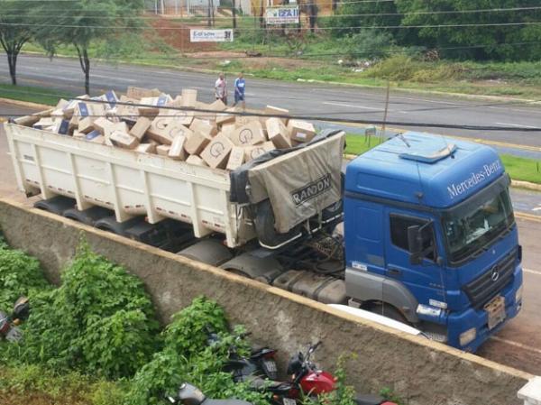 PRF desmonta quadrilha e apreende carga de cigarros contrabandeados