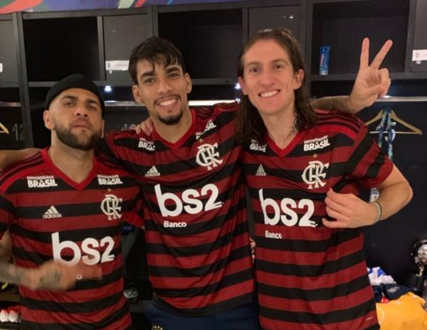 Lucas Paquet&aacute; posta foto ao lado de Filipe Lu&iacute;s e Daniel Alves.(Imagem:Reprodu&ccedil;&atilde;o)