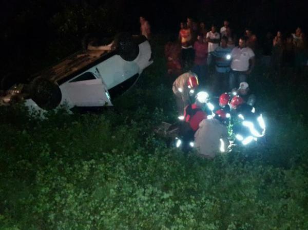 Carro capota e motorista fica ferido na PI-116