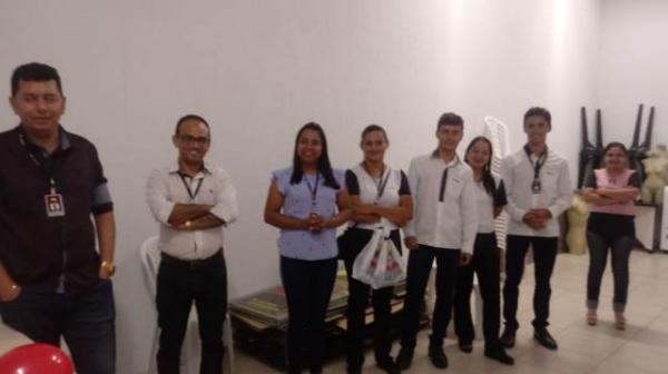 Armaz&eacute;m Para&iacute;ba celebra anivers&aacute;rio de colaboradora em Floriano.(Imagem:FlorianoNews)