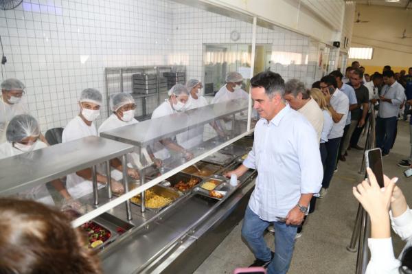  Ciro percorre ruas do Centro, tem contato com populares e almo&ccedil;a no Restaurante Popular(Imagem:Divulga&ccedil;&atilde;o)