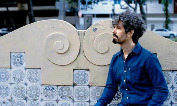 Pedro Sá desconstrói no single "Maior" o imaginário sobre o som do guitarrista