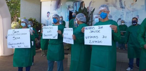 Profissionais de sa&uacute;de fizeram protesto em Floriano, no Piau&iacute;.(Imagem:Aparecida Santana/ TV Clube)